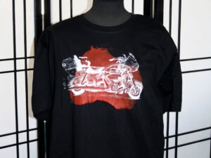חולצת טריקו מודפסת XL עם רישום של אופנוע הארלי דוידסון על רקע אדום